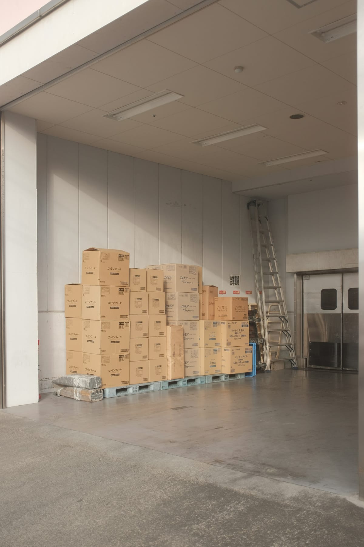 The End of Low-Cost Imports: How De Minimis Changes Will Impact Uristocrats