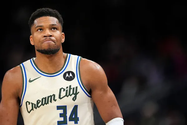 Giannis Antetokounmpo suffers calf strain vs. Pistons, leaves game under own power